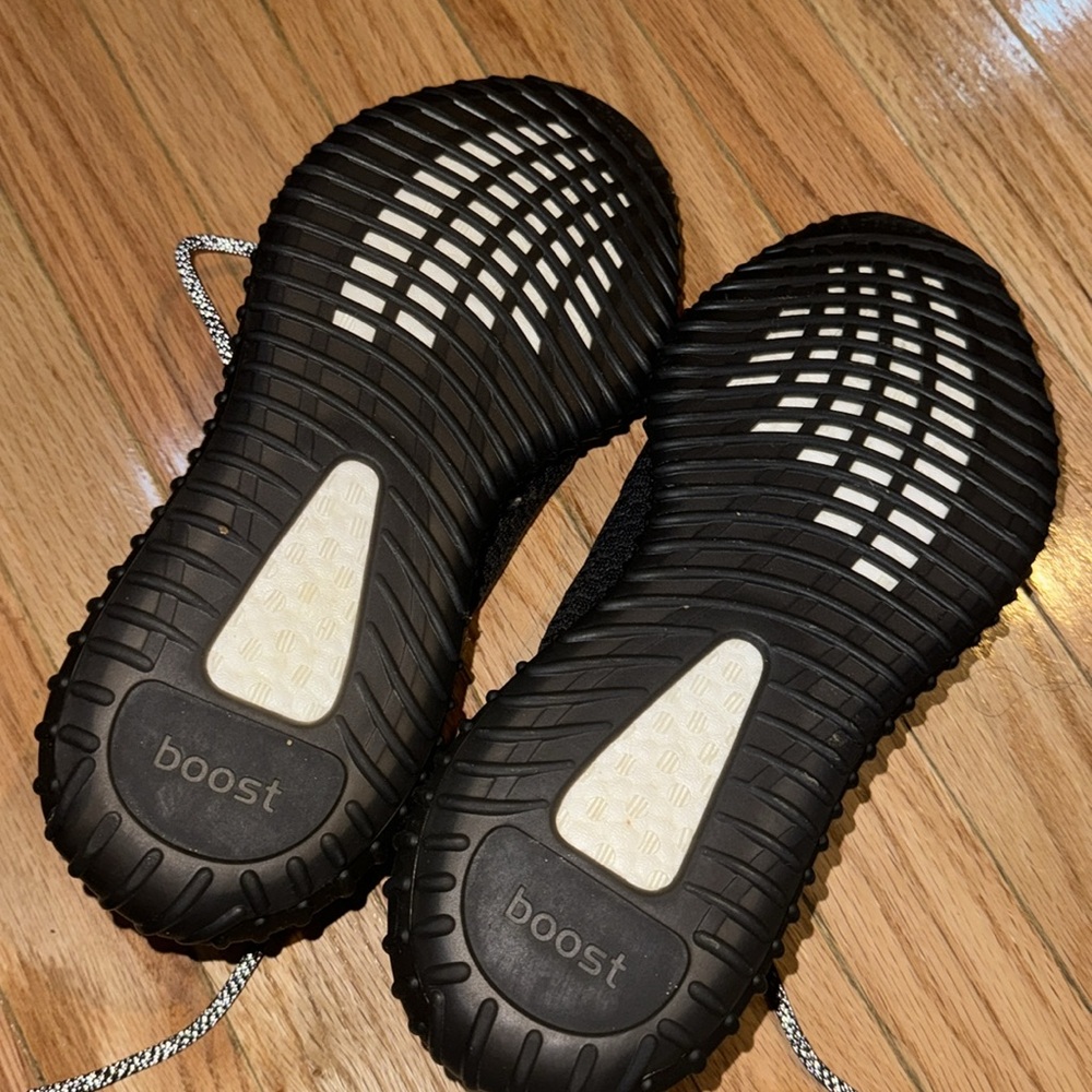 YEEZY Sneakers - Picture 4 of 4